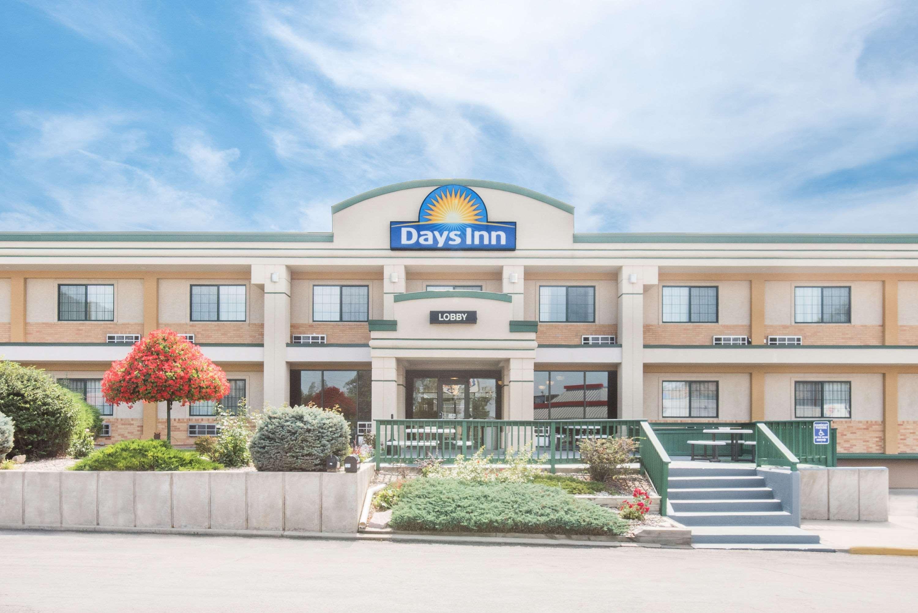 Days Inn By Wyndham West Rapid Stadt Exterior foto