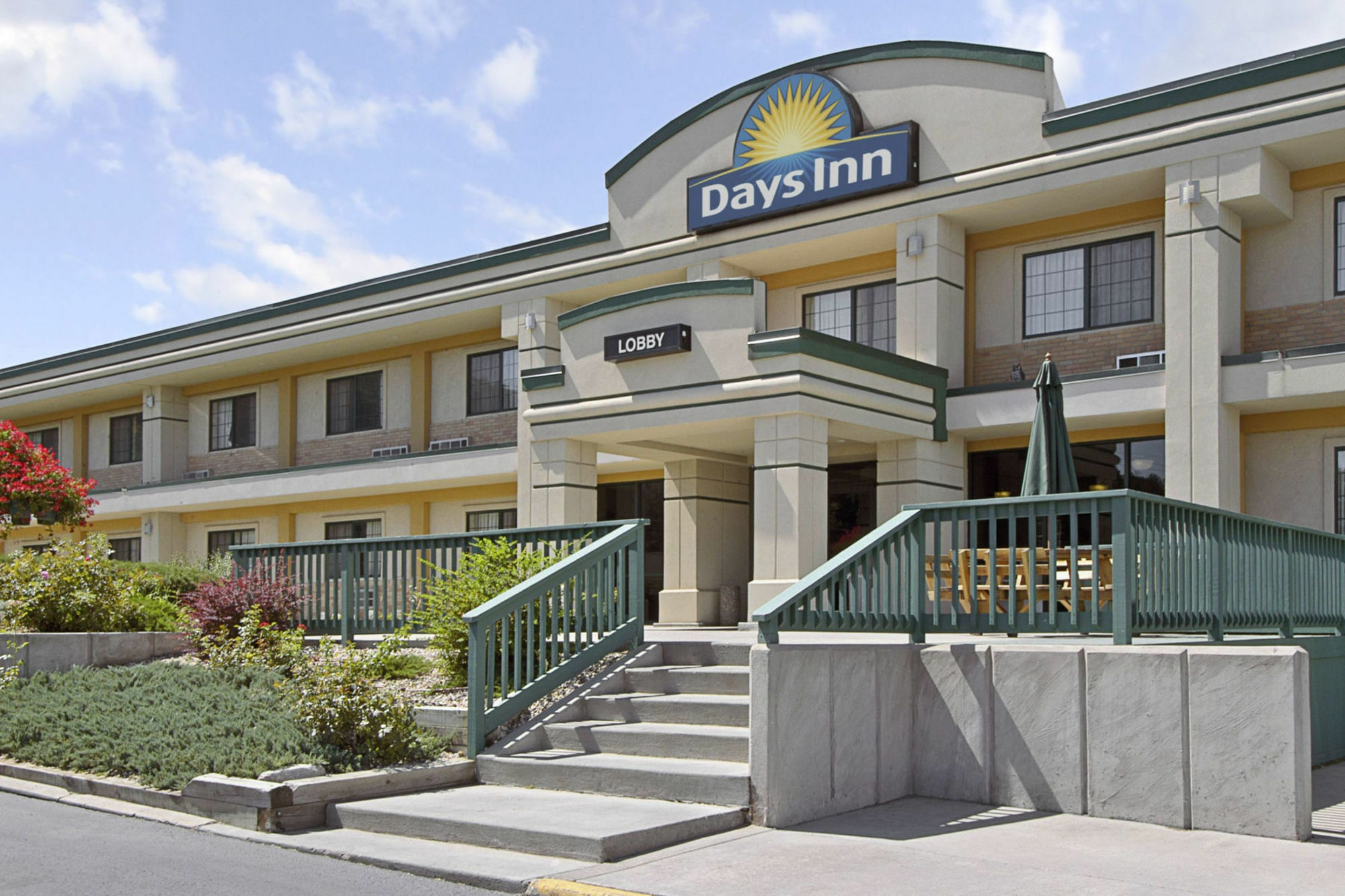 Days Inn By Wyndham West Rapid Stadt Exterior foto